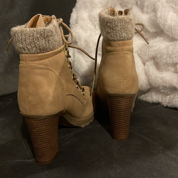 Boots - Picture 4 of 5